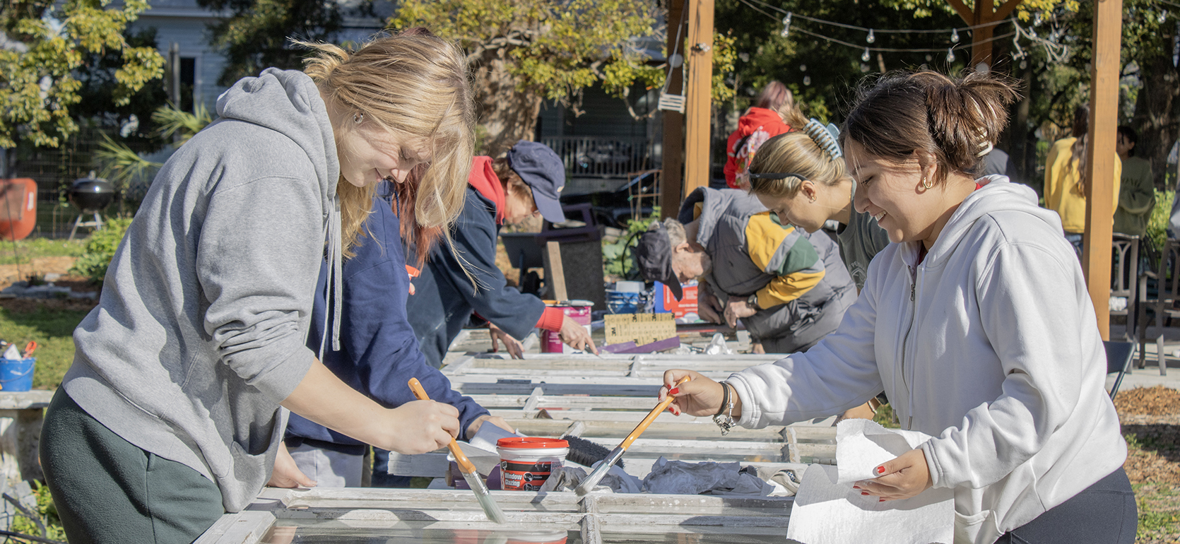 students volunteering